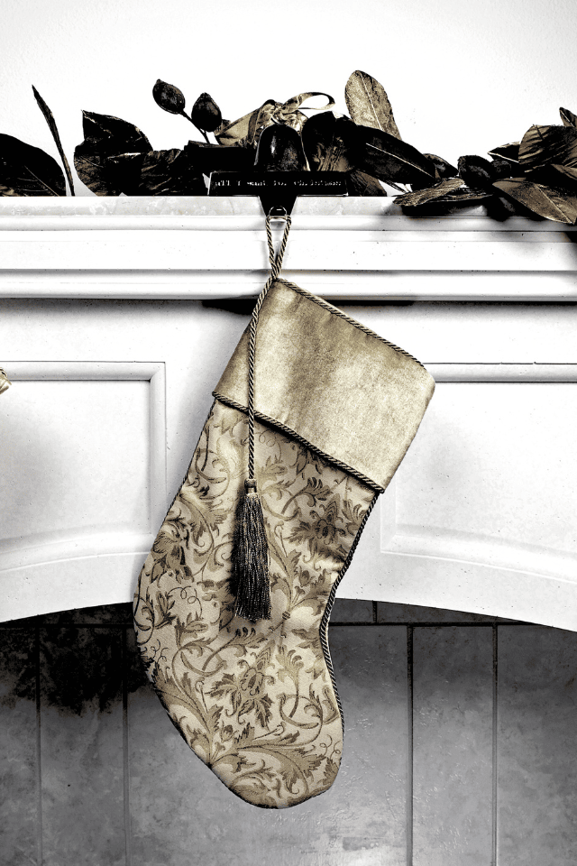 Calza dorata appesa a un camino, simbolo dell'Epifania.