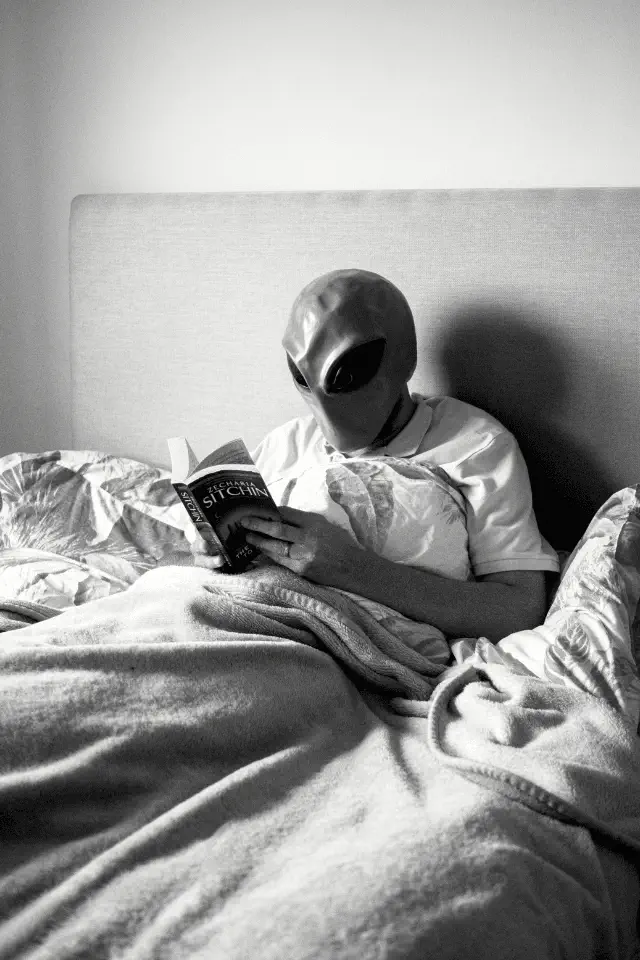 Un alieno che legge a letto, simbolo della normalizzazione della diversità di Schitt's Creek.