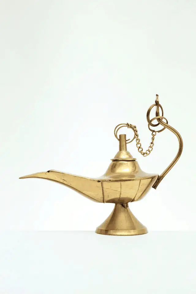 Lampada dorata in stile Aladino, simbolo del desiderio, oggi declinato nel desiderare di desiderare.