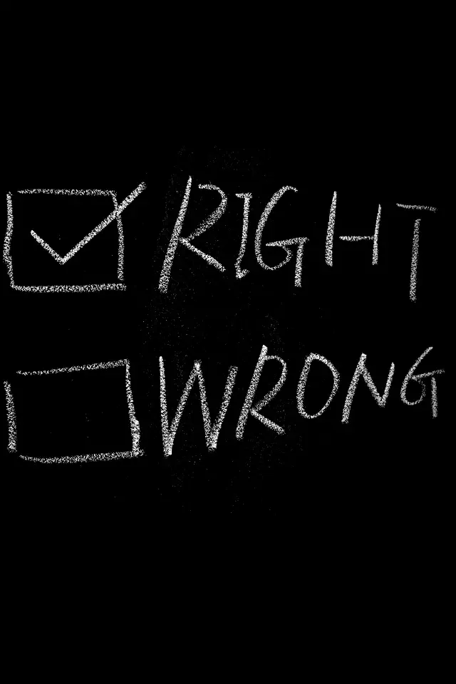 Casella con segno di spunta accanto alla parola "Right" e casella vuota accanto a "Wrong", su sfondo nero. Rappresentazione simbolica del bisogno di avere ragione.