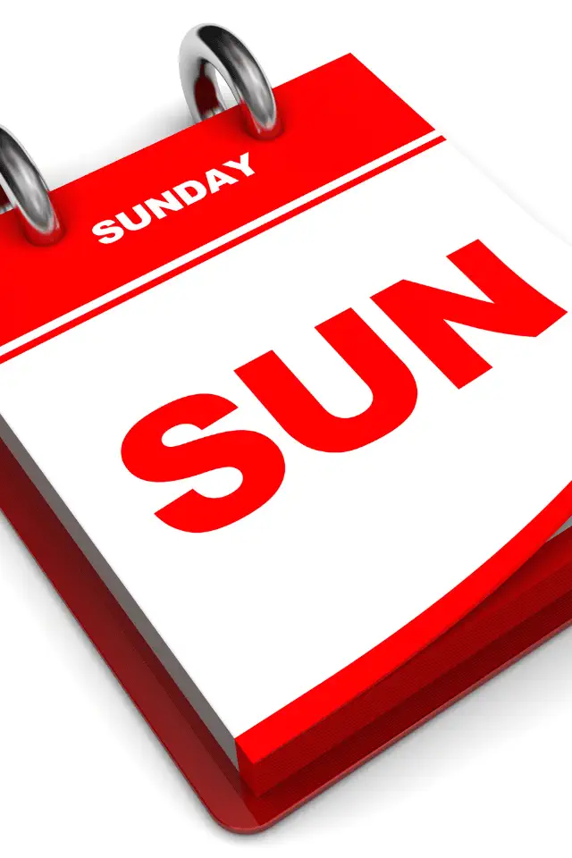 Calendario con scritta sun, domenica, in rosso. Un giorno in evidenza.