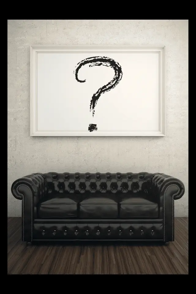 Divano in pelle nera con appeso sopra un quadro con punto interrogativo: le domande più intime a uno psicoanalista, il dottor Buffoli.
